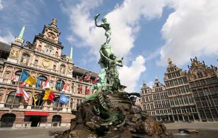 Antwerp market place with City Hall, houses and famous statue and fountain by Braboの写真素材