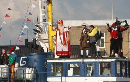Santa Claus arrives by boat at Santa Claus festival. Picture taken on November 17, 2007 in Scheveningen, Holland. intocht in Scheveningenのeditorial素材
