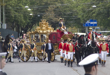 THE HAGUE, HOLLAND - SEPTEMBER 19: Golden Coach with Queen Beatrix on Prinsjesdag (annual presentation of Government Policy to Parliament by the Queen) in The Hague, Holland on september 19, 2010のeditorial素材