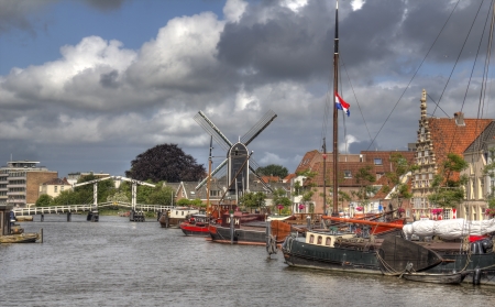Canal with boats inLeiden, Hollandの写真素材