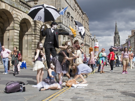 EDINBURGH, UK: AUGUST 2: Performers on the Royal Mile at the Edinburgh Festival Fringe in Edinburgh, UK on August 2, 2012のeditorial素材