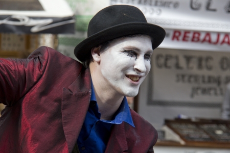 EDINBURGH: AUGUST 2: Unidentified actor performs on the Royal Mile, the main street of Edinburgh, at the Edinburgh Festival Fringe on August 2, 2012 in Edinburgh.のeditorial素材