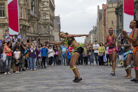 EDINBURGH, UK: AUGUST 2: Unidentified group of black dancers perform on the street at the Edinburgh Festival Fringe in Edinburgh, UK on August 2, 2012のeditorial素材