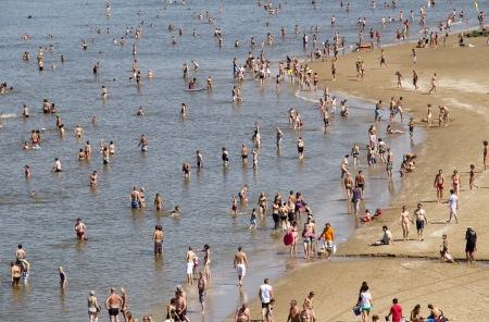 Summer crowds on the beach on August 18, 2012 at Scheveningen, Hollandのeditorial素材