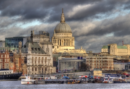 Saint Pauls Cathedral and other buildings of the City of London, seen from across the Thames の写真素材