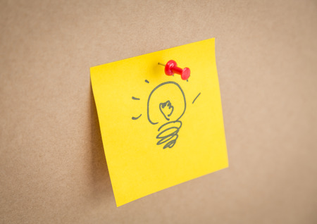 Sticky note with idae bulb on boardの写真素材