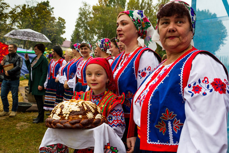 Village Bobovische (Mukachevo district, Zakarpatska region, Ukraine.) - 2016 October 16: Local people in national costumes with bread and salt await participants of the etnofestival "Bobovischanske Grono 2016". Etnofestival visitors can review with the loのeditorial素材
