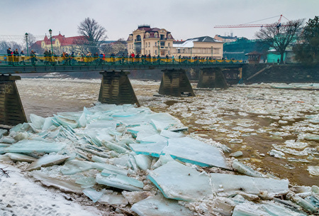 Uzhgorod, Ukraine - February 3, 2017: Pedestrians watch from the bridge on the ice drift on the river.のeditorial素材