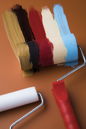 Metal tin cans with color paint and paintbrushの写真素材