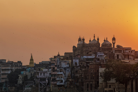 Aurangzebs Mosque or Alamgiri Mosque was built in the 17th century by Aurangzeb over the ruins of a Hindu temple. Built on the waterfront of the River Ganges in Varanasi in northern Indiaのeditorial素材