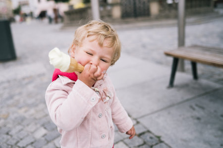 Portrait of little girl with ice creamの写真素材