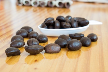 Preparation of roasted coffee beans to be eaten fresh from the ovenの写真素材