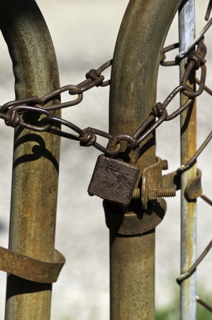 A rusted lock, chain and gate. の写真素材