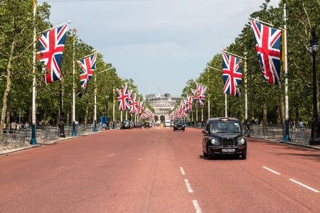 London, Westminster, UK, 06 June 2016: The Mall decorated for the Queen's 90' birthday celebrations.のeditorial素材
