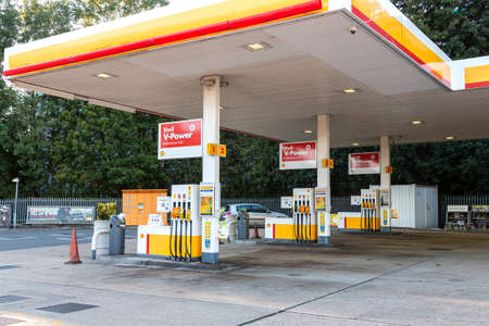 HEMEL HEMPSTEAD, UK - SEPTEMBER 27, 2021: Due to national shortage of lorry drivers and panic buy many petrol stations across UK run out fuel. Empty Shell petrol station with pumps out of fuel.のeditorial素材