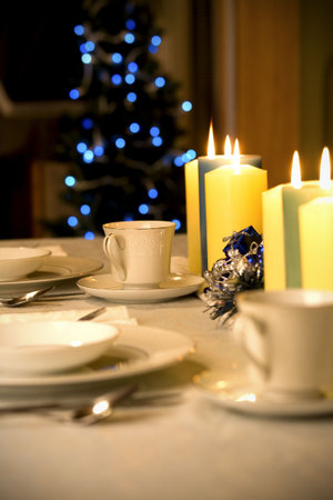 Simple and elegant table setting in neutral tones