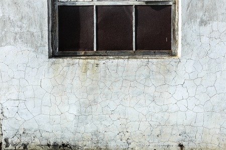 Aged Old Red White Gray Brick Wall Texture Destroyed Concrete Wall Horizontal Background. Shabby Urban Messy Brickwall Structure. White Red Stone Wall With Damaged Plaster Background Texture.の写真素材