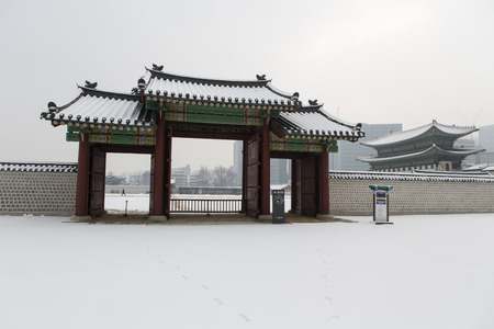 must see beautiful gyeongbok palace in soul, south korea - in winterのeditorial素材