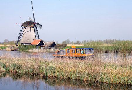 KINDERDIJK, NETHERLANDS - APRIL 1: Windmills at open air musem at Kinderdijk on April 1, 2014 in Kinderdijkのeditorial素材