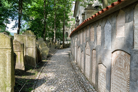 PRAGUE, CZECH REPUBLIC - JULY 2: Grave stones at old jewish cemetery on July 2, 2017 in Pragueのeditorial素材