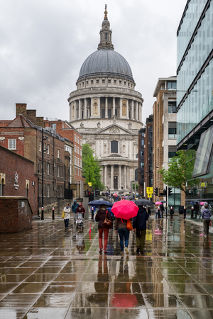 LONDON, UNITED KINGDOM - MAY 12: People with umbrellas in front of St. Paul cathedral on May 12, 2018 in Londonのeditorial素材