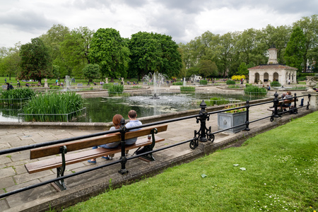 LONDON, UNITED KINGDOM - MAY 13: People on the bench in Kensigton gardens on May 13, 2018 in Londonのeditorial素材