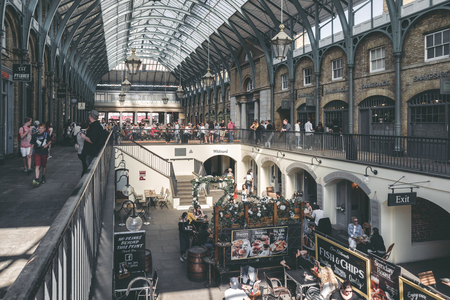 LONDON, UNITED KINGDOM - MAY 15: Shopping in Covent garden market on May 15, 2018 in Londonのeditorial素材