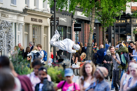 LONDON, UNITED KINGDOM - MAY 15: Street artits at Covent garden on May 15, 2018 in Londonのeditorial素材