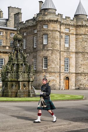 EDINBURGH, SCOTLAND - MAY 18: Honor guard in front ot Palace of Holyroodhouse on the end of Royal mile on May 18, 2018 in Edinburghのeditorial素材