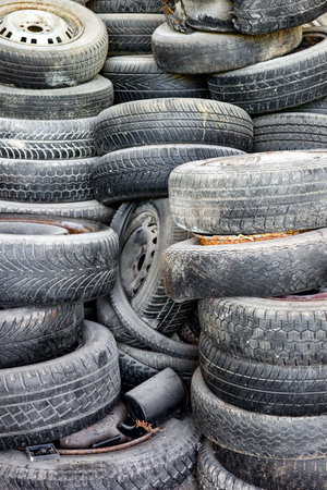 Old used tires in landfillの写真素材