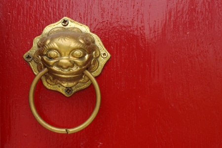 Red chinese door with a lion/dragon headの写真素材