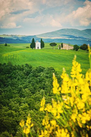  The old chapel on the fields of Tuscany, Italyの写真素材
