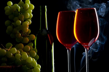 Contour wineglass and bottle wine with grape
の写真素材