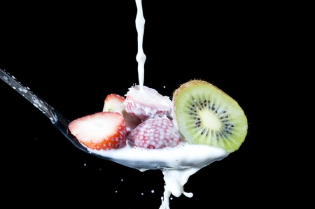 Fresh kiwi in spoon with creative milk splashing
の写真素材