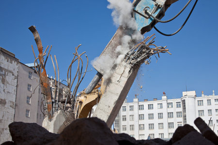Hydraulic hammer demoliting concrete column