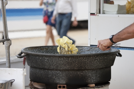 a man making potato chips in his peddler craftの写真素材