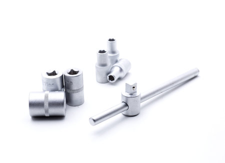 Professional tool consisting of a metal key, and a set of glasses of different diameters