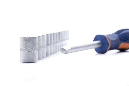 Professional tool consisting of a metal key, and a set of glasses of different diameters