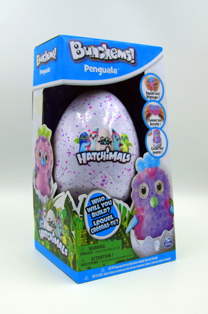 Bunchems Hatchimals penguala surprise egg in retail box.のeditorial素材