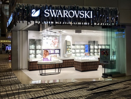 Changi, Singapore - August 18, 2018: Swarovski store entrance at the Singapore Changi Airport mall.のeditorial素材
