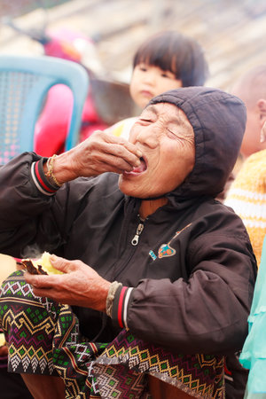 THAILAND â DECEMBER17: Unidentified Lahu tribe old woman in eating action, on December17, 2014 in Chiang Rai province, Thailand.のeditorial素材