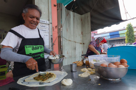 YALA, THAILAND-SEPTEMBER 02, 2018: The trader making Roti with eggs for tea and coffee in breakfast, according to the way of Thai Muslim culture on September 02, 2018 in Yala province, Thailandのeditorial素材