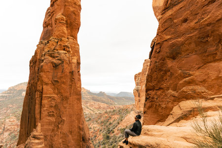 Woman looks down laughing at Cathedral Rock summit viewpoint.の写真素材