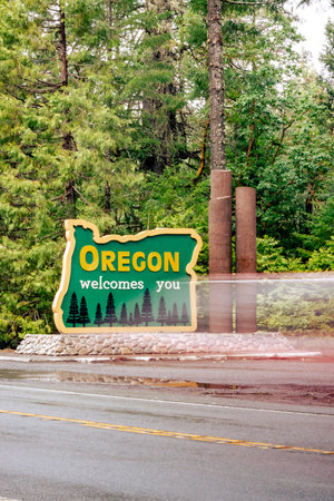 Long exposure image of Oregon welcomes you sign on US-199 as car zooms by.の写真素材