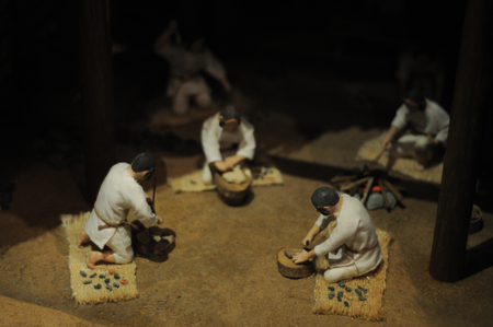 Dolls of Japanese people in Yayoi Era, about 2000 years ago. Yayoi era is Japan's time period long time ago.Their hairstyle is very unique.のeditorial素材