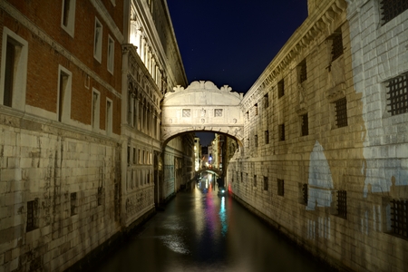 The famous Bridge of Sighs at night in Venice, Italy.のeditorial素材
