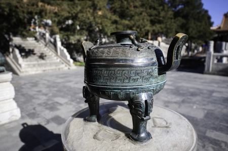 The bronze tripod  Ding  often used in the worship of heaven and earth,in summer palace of Beijing, China のeditorial素材