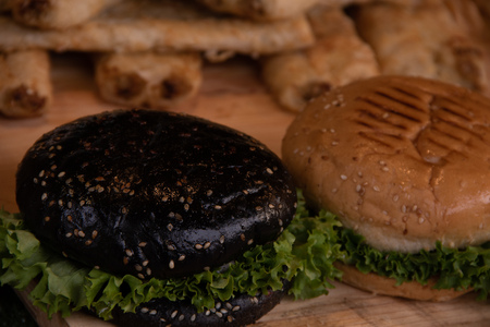 Roasted spiral sausages on a plate of greenery and vegetables in the background street foodRoasted spiral sausages on a plate of greenery and vegetables in the background street food.の写真素材