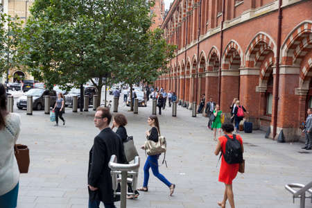 LONDON, UK - JULY 26, 2016: Busy people going about their business on a summer's day on the pavement outside St Pancras railway stationのeditorial素材