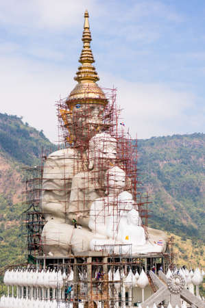 Petchboon, Thailand - December 21th,2013 : The craftmans are constructing the big buddha statue at Phra Dhat Phasornkaew templeのeditorial素材